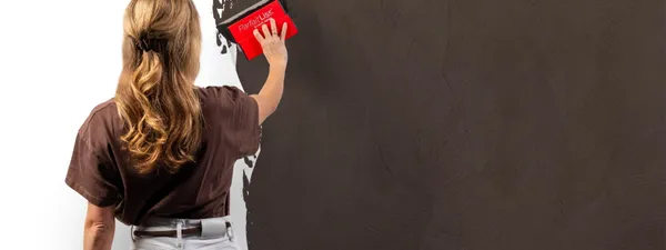 Beton Cire 33 Mokkabruin aanbrengen wand